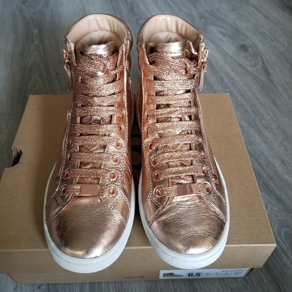 UGG  Olive Metallic Sneakers. - Picture 3 of 6